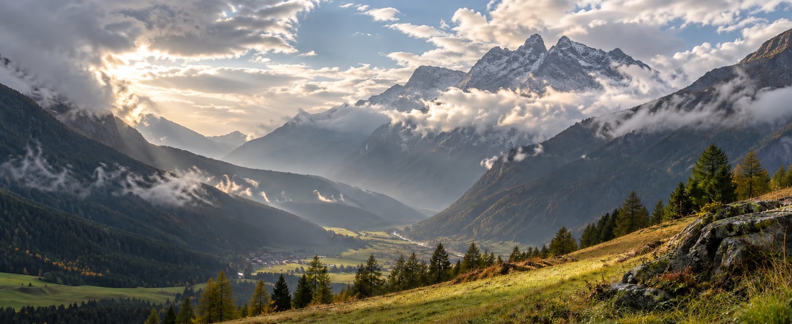 Alpines Tal in Graubünden nach einem Regenschauer mit tiefen Wolken und Sonnenlicht (mit AI erstelltes Bild)